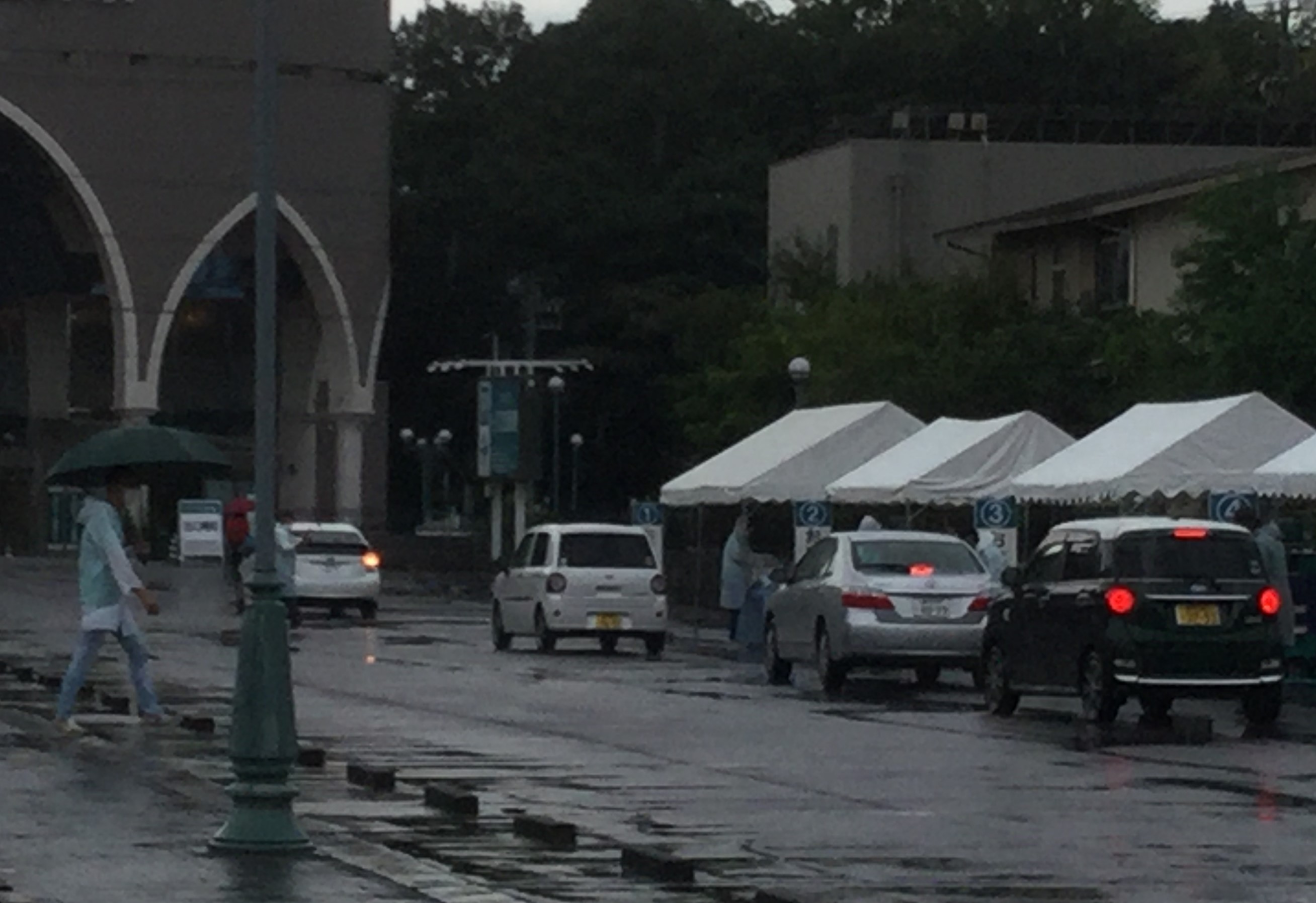コロナ禍のイベント駐車場警備　雨模様